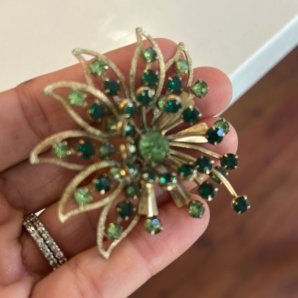 Vintage emerald green gold pin brooch